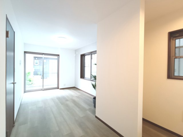 【LDK】　明るい雰囲気のリビングは家族の笑い声が聞こえてきそうな程、心地の良い空間を演出してくれます。