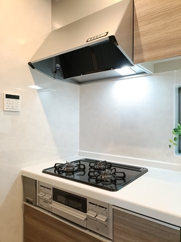 【3口コンロ】　3口コンロ、グリル付きでお料理のレパートリーも増えそうです。