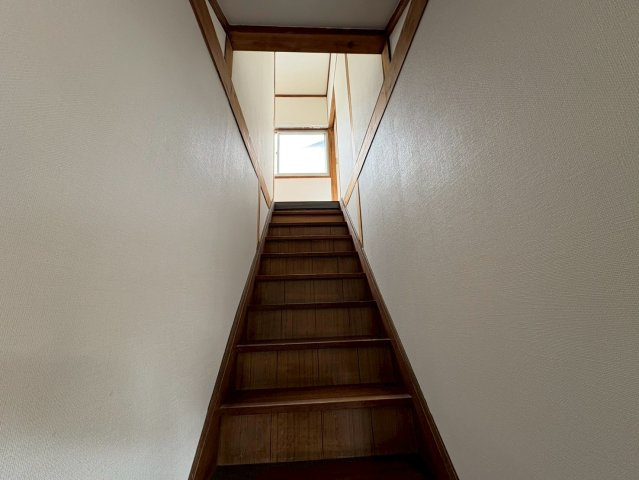木の温もりを感じられる室内階段で2階へスムーズに移動できます。階段上部には窓が設けられており、自然光が入り明るい空間となっています。シンプルで落ち着いた雰囲気の住まいらしい階段スペースです。
