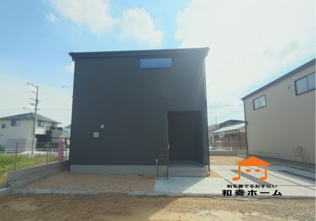 前面道路が広いので、大きな車でも車庫入れも余裕を持ってできるのが魅力的なお家です。