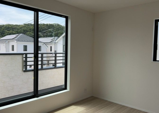 洋室のメリットは重い家具が置きやすく、身の回りが整理しやすいことです。　床がフローリングのため畳とは異なり凹みにくいです。　クローゼットなど収納が豊富で、普段使わない旅行カバンや服の整頓も簡単にです。