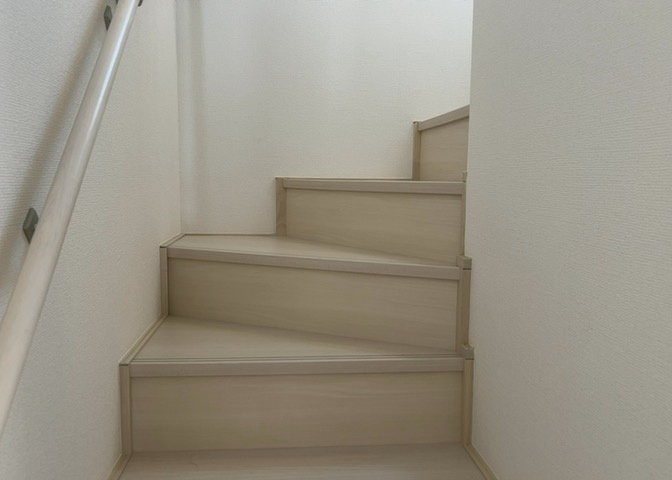 建物の上下階の通路である階段は、その位置によって動線や室内の印象が大きく左右されます。手摺にも重要な役割があり、転倒の防止・歩行や動作を円滑にして日常生活を支えることを主な目的として設置されています。