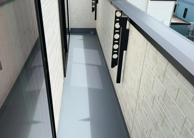 バルコニーは、室外の専用スペースのうち、「屋根がなく開放された空間」であるものを指します。ベランダより広いタイプのものが多く、日当たりもよいため家庭菜園などを楽しみたい人にとって適した環境となります。