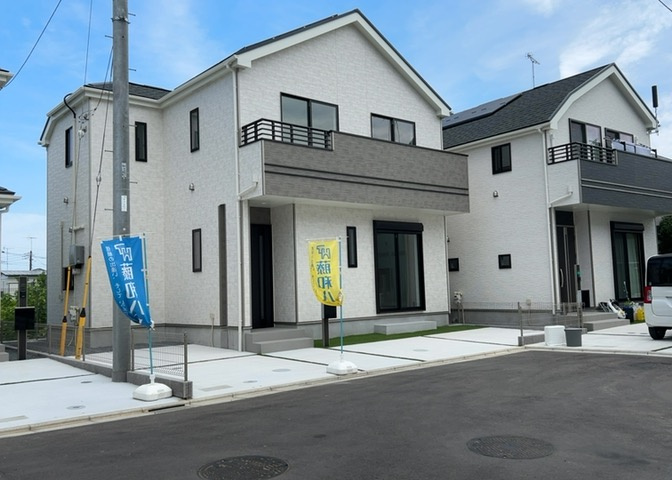 住宅用の土地では前面道路に2m以上接していなければならないと法律で定められています。しかし、お持ちの車のサイズやライフスタイルなどにより、2mでは利便が悪い場合もございますので、事前に確認しましょう。