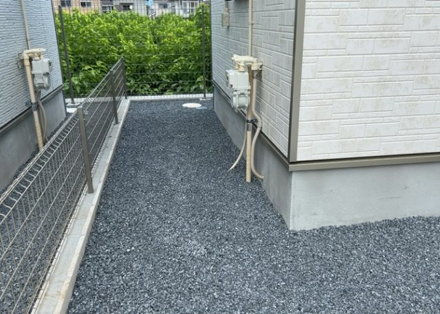 庭があることでガーデニングや家庭菜園はもちろん、こどもの遊び場やペットを放して遊ぶことができます。また、家の周囲に余裕があるということです。隣地との間があれば、十分な日当たりと、風通しが確保できます。