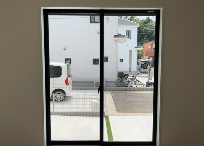サッシとは、ガラス窓に使用される金属製の窓枠のことです。一般的に住宅建築では、金属製建具工事の段階で備え付けるもので、ガラス類や玄関、バスルームのスチール製のドアなどと同じタイミングで工事を行います。
