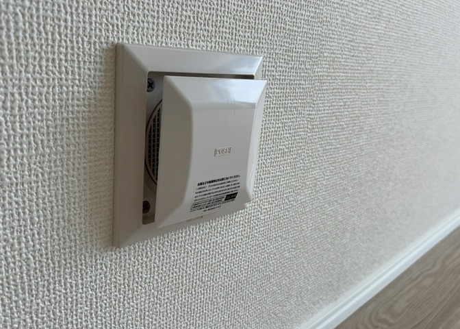 1日中建物内の換気が行われるように設計された仕組みです。気密性の高い住宅は、家に籠った空気でシックハウス症候群になる可能性がありますが、24時間換気システムであれば計画的な換気で対策が可能です。