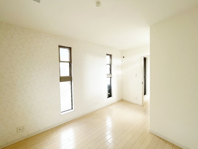想像力を育む“勉強＆遊びゾーン”　デスクやおもちゃを置いてもゆとりあるサイズ感。