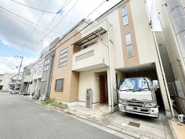 大型のトラックが停められる広々駐車スペース