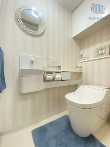 【トイレ】手洗いカウンター付きで、いつでも清潔にお使いいただけるトイレです。収納棚も備えており、トイレットペーパーや掃除用品などの日用品をすっきり収納できます。