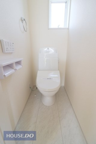窓付きのトイレスペース。換気環境も良好です。