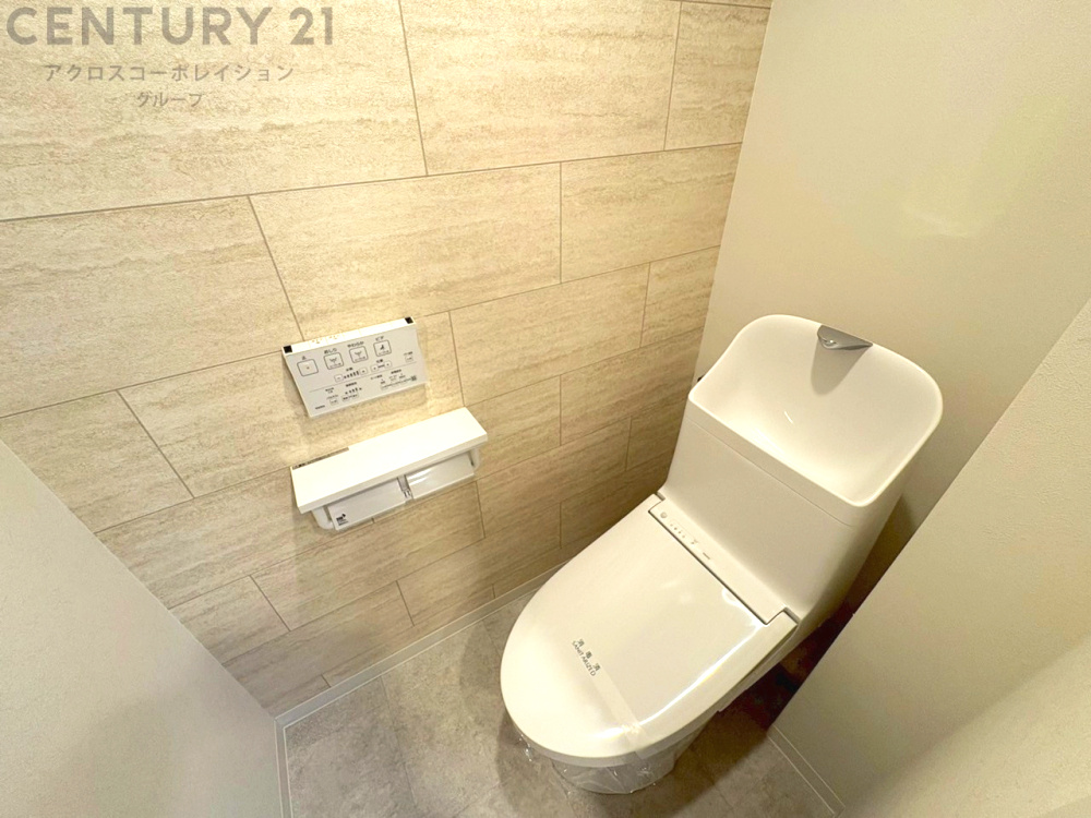 温水洗浄便座付トイレは温水洗浄機能により、暖かい水でおしりを洗浄することができ、冷たい水を使う従来の便座に比べ、温水洗浄機能で暖かいトイレを提供し、快適な使用を可能にします。