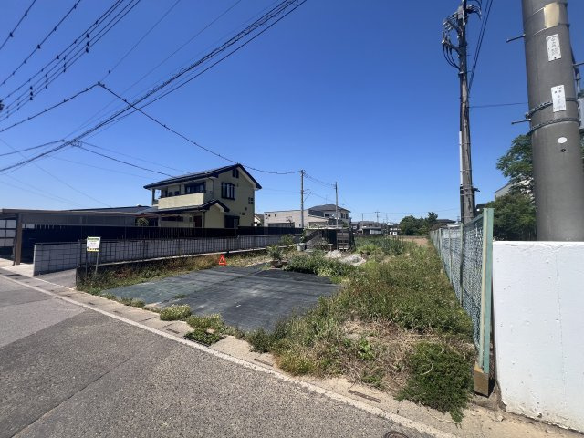 南西道路に面し陽当り良好！敷地約145坪のゆとりある売地。広々としたお庭や駐車スペースなど、理想の住まいを自由にプランニングできます。建築条件なしのため、お好きなハウスメーカーで建築可能です。