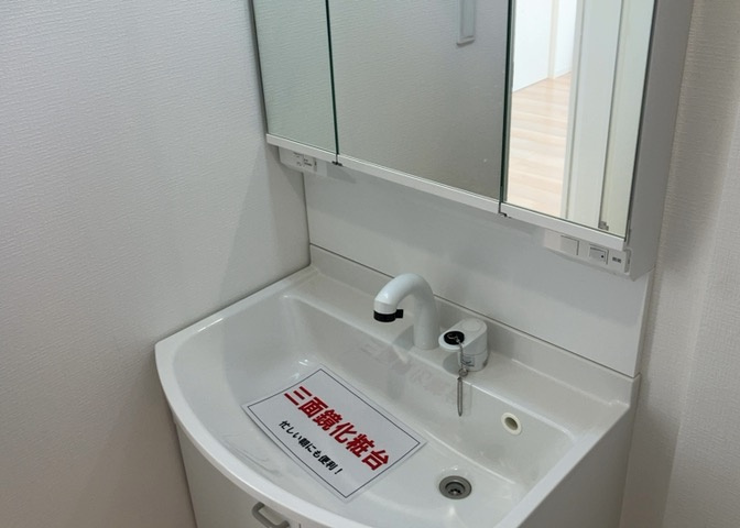 洗面化粧台では顔を洗ったり、身だしなみを整えることが本来の使い方ですが、用途によっては洗面化粧台に求められる機能が違ってくるため、ご自身や家族のライフスタイルに合ったものを選ぶことをおすすめ致します。