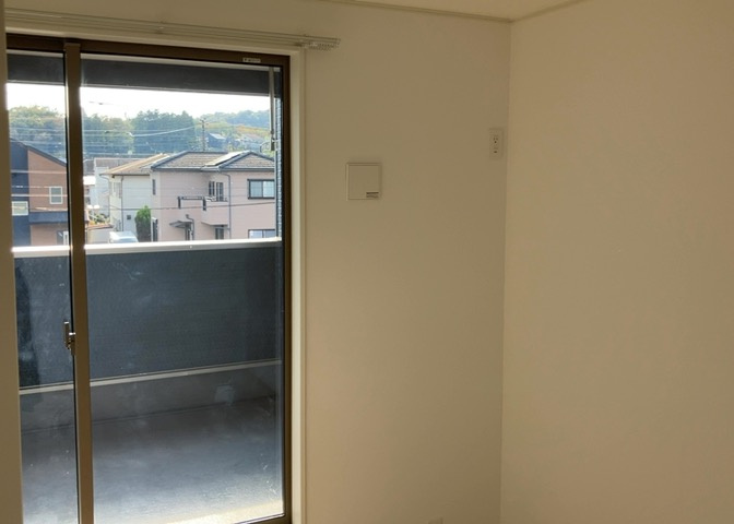洋室のメリットは重い家具が置きやすく、身の回りが整理しやすいことです。　床がフローリングのため畳とは異なり凹みにくいです。　クローゼットなど収納が豊富で、普段使わない旅行カバンや服の整頓も簡単にです。