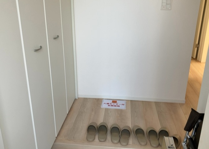玄関は家の顔でもあり、家族以外の目にも止まる場所です。玄関は外との間を仕切る扉、靴などをしまっておく収納スペース、靴脱ぎのたたきスペース、来客とのやり取りをするドアホンなど複数のアイテムからなります。