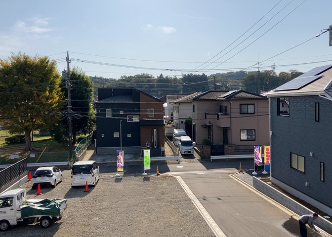 眺望を気にして物件を探す場合、前面に建物が建っていないか現地で確認しましょう！前面に建物があると景色はもちろん、日当たりや風通しにも影響が出てきます。住んだ時のことを想像しながら現地見学をしましょう。