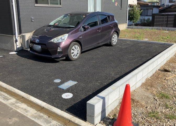 駐車場と明記されていても、最小スペースでつくられた駐車場だと大型車は駐車できなかったり、出入りしにくくなったりする可能性があります。お車のサイズと購入したい物件の駐車場のサイズを現地で確認しましょう。