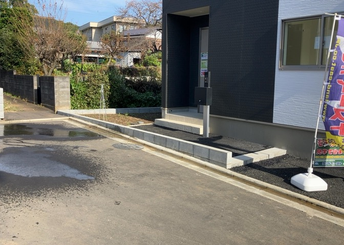 住宅用の土地では前面道路に2m以上接していなければならないと法律で定められています。しかし、お持ちの車のサイズやライフスタイルなどにより、2mでは利便が悪い場合もございますので、事前に確認しましょう。