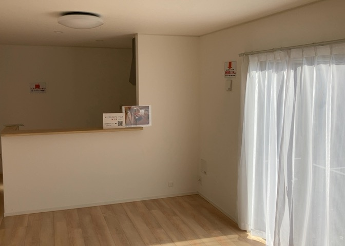 L型アイランドタイプは、キッチンからダイニングにもリビングにも目が行き届くので、とても使いやすい配置です。L字型独立タイプは、キッチンを独立させてるためLDKというよりもLDといった様なイメージです。