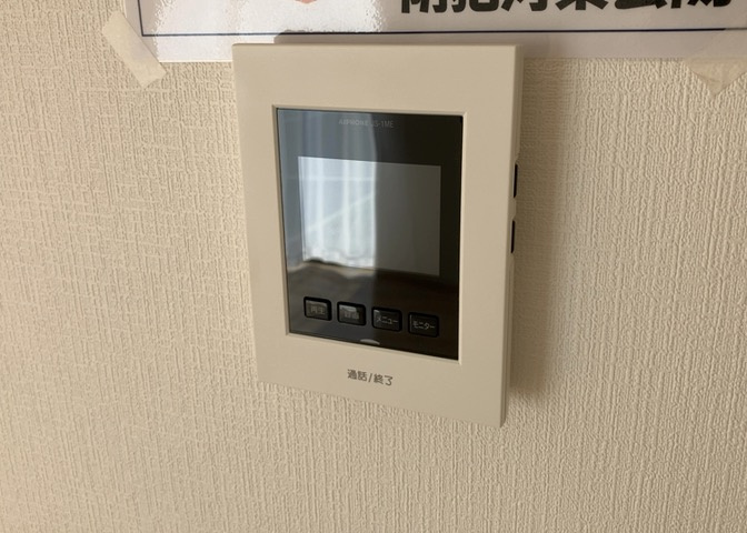 モニターで来訪者を確認して、目的が分からない場合はインターホンを通じて室内から会話することができます。怪しいと感じた場合はインターホン越しにお帰りいただくことができるので、直接会うことがなく安全です。