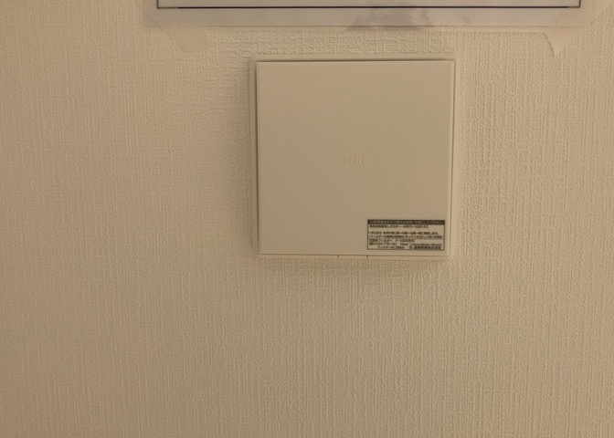 1日中建物内の換気が行われるように設計された仕組みです。気密性の高い住宅は、家に籠った空気でシックハウス症候群になる可能性がありますが、24時間換気システムであれば計画的な換気で対策が可能です。