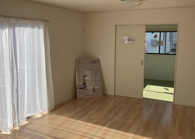 リビングの間取りの種類は大きくわけてリビングとダイニングが別になっているタイプ、リビングダイニング一体型です。どちらも一長一短ですので、家を選ぶ時はその両面をチェックして決めるようにしましょう。
