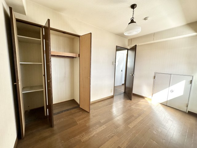 クローゼット付きなので、洋服や物をすっきり収納でき、部屋を広々と使うことができます。お子様の個室やプライベートスペースなどにお使いいただけます。部屋数が多く、家族の成長や多様なニーズに対応できます。