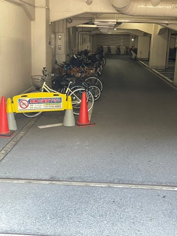 雨風にさらされることのない屋内駐輪場