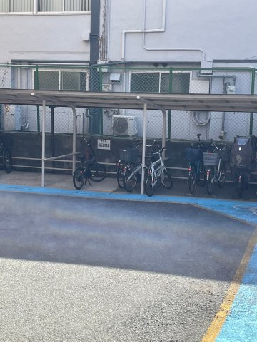 屋根付きの屋外駐輪場です。
