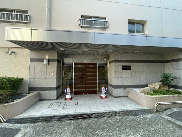 住む人、訪れる人を迎えるエントランス。