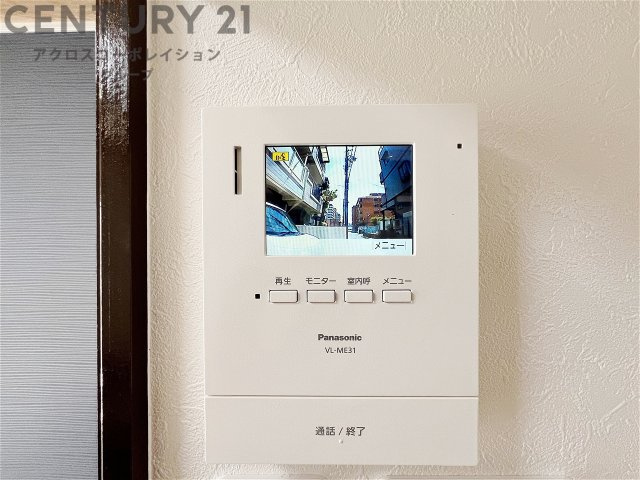 訪問者が来たときにテレビ画面で確認できるため、安心してドアを開けられます。録画機能があるものもあり、留守中に来訪者を記録しておくことができます。利便性が高く、セキュリティ面でも安心です。