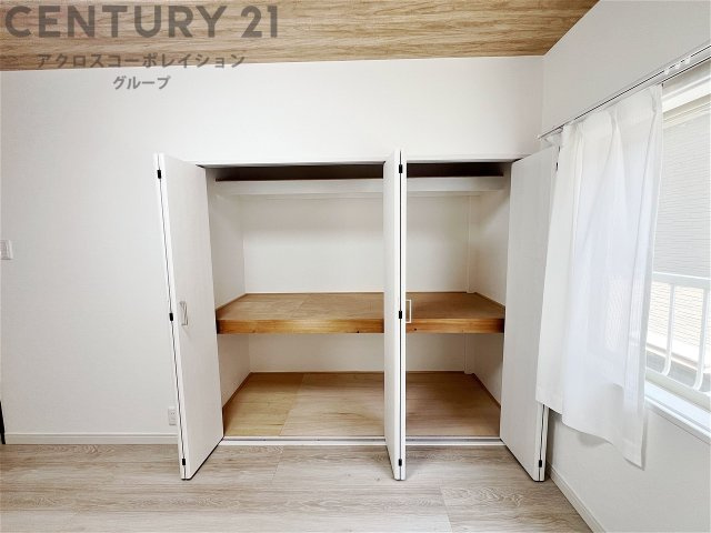 押入れは季節の衣類、寝具などを収納できます。伝統的な美しさと実用性が融合し、収納物を保護する調湿・換気効果があります。使い方によっては書類や小物なども効果的に整理でき空間を有効活用できます。