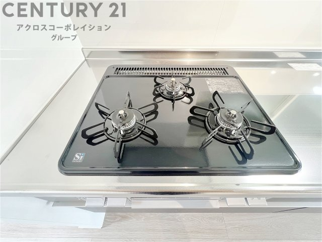 多数の調理器具を同時に使用でき、料理の効率化が可能。省エネで節約になり、様々な料理スタイルに適応できます。また、火力調整が独立しており、手入れや掃除もしやすく、今よりもっとお料理が楽しくなるかも。