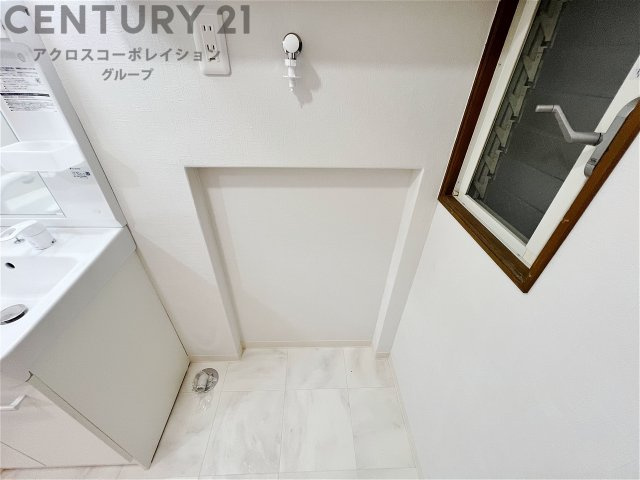 洗濯物の仕分け作業がしやすく、整理整頓が容易になります。洗濯音や湿気を他の部屋に持ち込まず、生活環境を快適に保ちます。上部を活用すれば収納スペースを確保でき洗剤や洗濯用品の整理もしやすくなります。