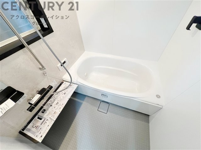ユニットバスは省スペースでありながら、シンプルな設計と使いやすさを備え、簡便なメンテナンスが可能です。大きな窓付きで換気にも便利です。またミラー・小物置き場もあり便利です。