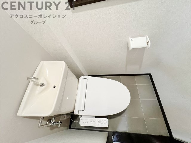 温水洗浄便座付トイレは温水洗浄機能により、暖かい水でおしりを洗浄することができ、冷たい水を使う従来の便座に比べ、温水洗浄機能で暖かいトイレを提供し、快適な使用を可能にします。