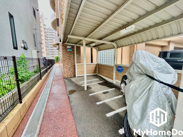 屋根付きなので、雨や風、直射日光から自転車を守ることができます。