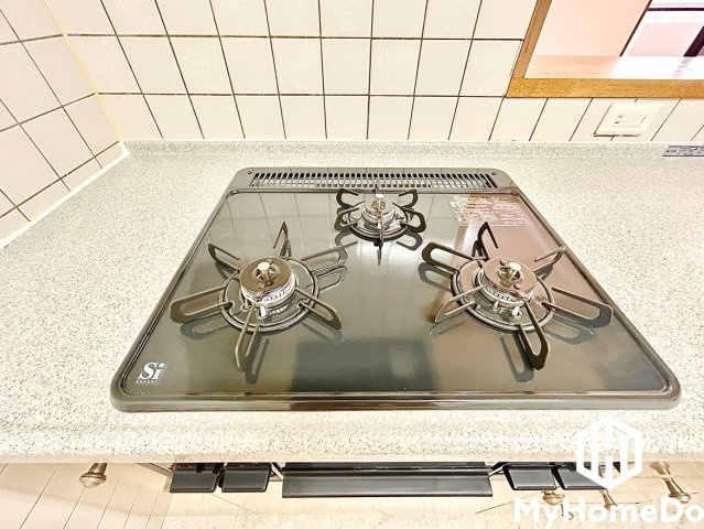 料理が楽しくなる3口コンロ。焼く・煮る・炒めるを同時進行出来ると料理もはかどります。