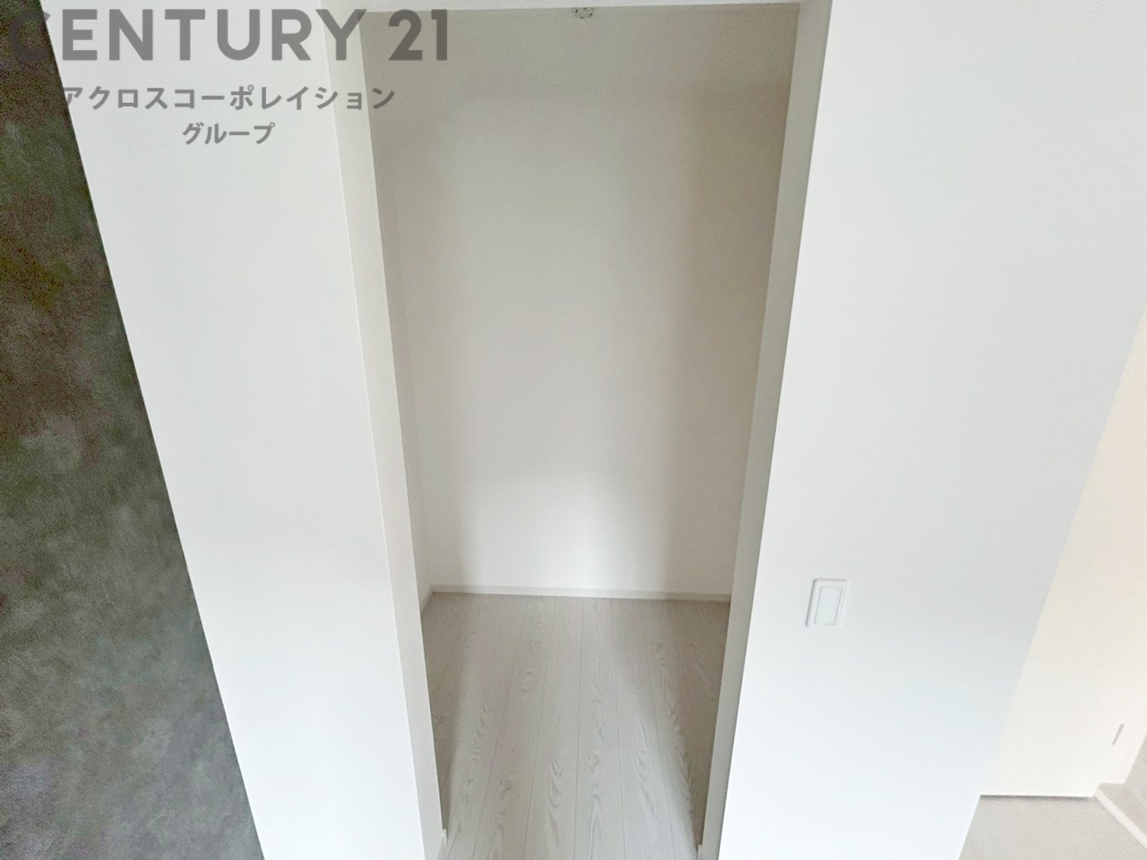 収納力が高く洋服や小物を整理しやすく、更衣室のように使え、部屋がすっきり保てます。収納の配置を自由に調整でき、換気性が良く防湿・防虫対策も可能。快適で機能的な生活空間を実現できます♪　