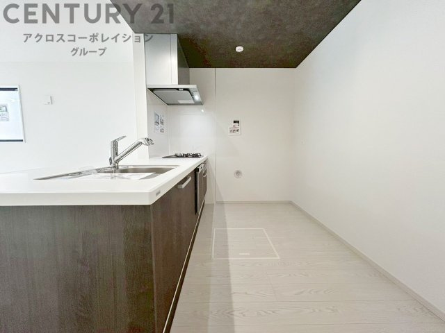 シンプルなデザインと使いやすさを兼ね備えた対面式システムキッチンは、効率的な作業スペースを提供し、家族やゲストとのコミュニケーションを促進します。　