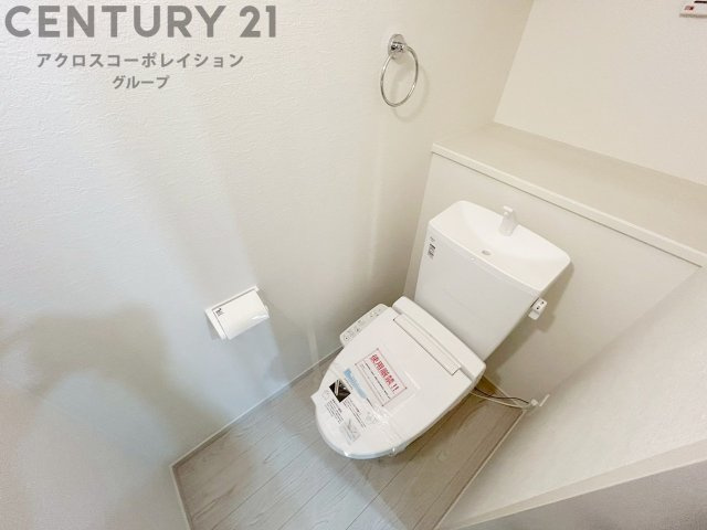 温水洗浄便座付トイレは温水洗浄機能により、暖かい水でおしりを洗浄することができ、冷たい水を使う従来の便座に比べ、温水洗浄機能で暖かいトイレを提供し、快適な使用を可能にします。　