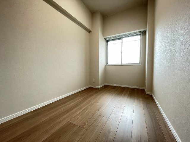 リビングから離れたお部屋は、静かに仕事をするのにもピッタリな空間です。　