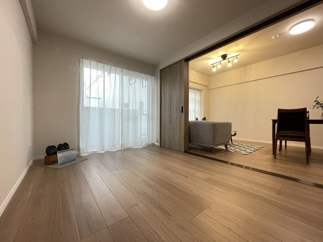 LD横の洋室は、扉を開けて解放感ある空間に。　