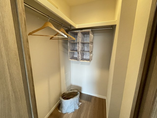 広々としたウォークインクローゼット付きで、大小様々な荷物が収納出来ます。　