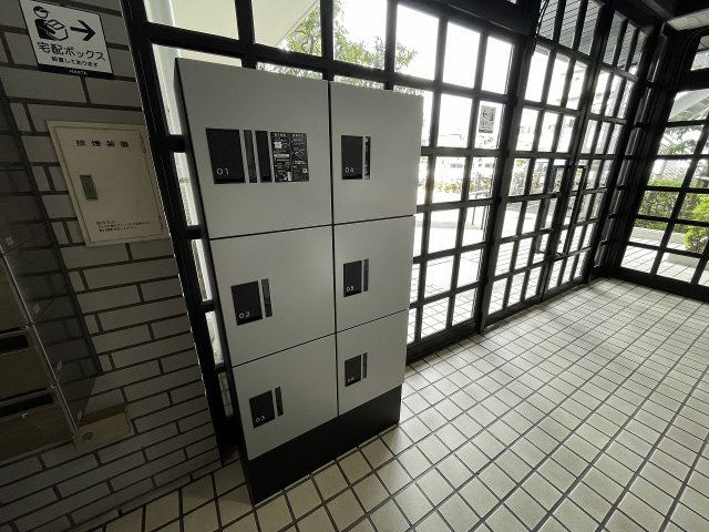 宅配ボックス付きで、忙しい方の荷物受け取りもスマートに。　