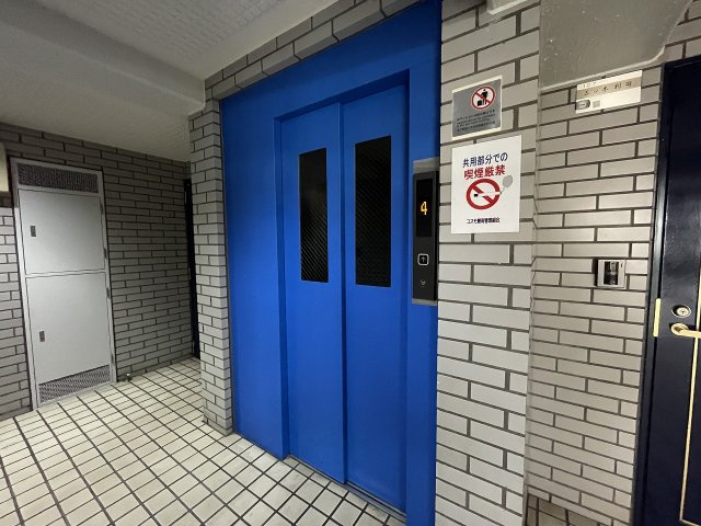 重たい荷物を持っていても、エレベーターがあれば安心です。　