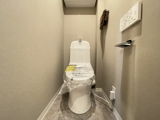 温水洗浄便座付きの清潔感あるトイレは、落ち着いた空間に。　