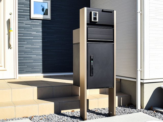 【設備画像　宅配ボックス】メール便・宅配便両方に対応した宅配ボックス搭載門柱。万が一お家にいない時でも荷物を受け取れるので安心です。室内のモニターから来訪者を確認できる、テレビドアホン付き。