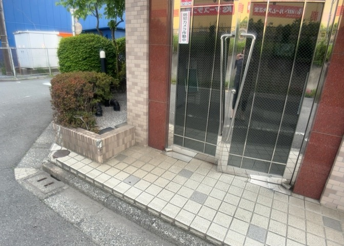 中庭（パティオ）とは、一つの建築物の内部に設けられた、壁などで囲われている庭のことを指します。コの字型、ロの字型が主流ですが、L字型の中庭もあります。最近では、インテリア性の高さからも人気があります。